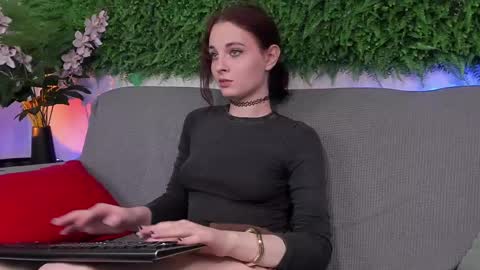 Snapshot of aprilavery chatting on March 5, 10:32 pm April online show from March 5, 10:32 pm