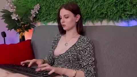 Snapshot of aprilavery chatting on March 8, 10:24 pm April online show from March 8, 10:24 pm