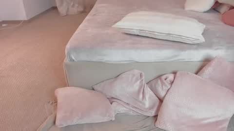 Snapshot of aprilhadid chatting on November 19, 7:03 pm Laura online show from November 19, 7:03 pm