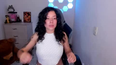 Snapshot of aqua_emilly chatting on May 2, 10:59 pm aqua emilly online show from May 2, 10:59 pm