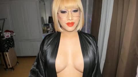 Snapshot of aqueenofcumxx chatting on December 13, 9:31 pm Alicia online show from December 13, 9:31 pm