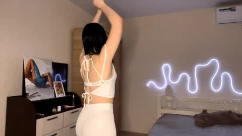 Emi online show from March 31, 3:56 pm