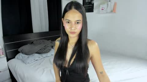 Snapshot of ari_anaa chatting on July 10, 7:45 am AriCandyAnna online show from July 10, 7:45 am