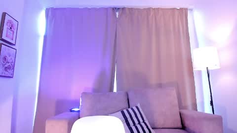Snapshot of ari_es chatting on April 27, 2:04 pm Ari online show from April 27, 2:04 pm
