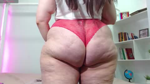 Snapshot of ari_rossee_ chatting on February 13, 8:38 pm online show from February 13, 8:38 pm