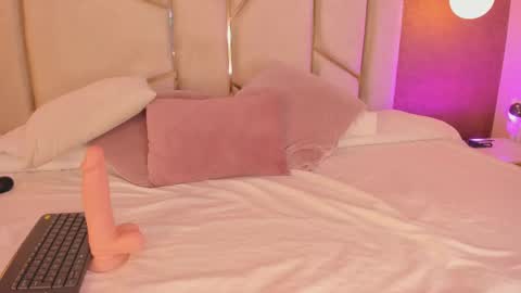 Snapshot of aria_moont chatting on November 24, 4:51 pm I OOT online show from November 24, 4:51 pm