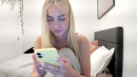 Snapshot of ariah_is_blonde chatting on May 8, 11:21 pm Ariah online show from May 8, 11:21 pm