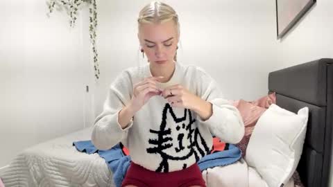 Snapshot of ariah_is_blonde chatting on May 9, 10:15 pm Ariah online show from May 9, 10:15 pm