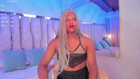 ariana_grande233 online show from April 1, 11:44 am