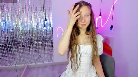 Snapshot of ariana_kin chatting on December 16, 2:33 pm Ariana online show from December 16, 2:33 pm