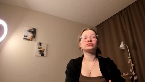 Snapshot of arianaabramek chatting on February 27, 7:25 pm Alice online show from February 27, 7:25 pm