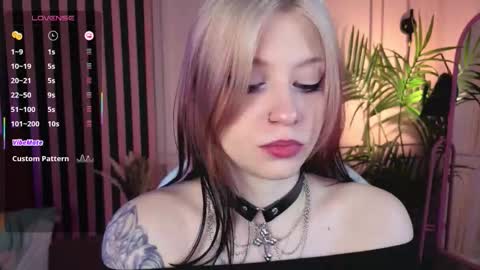 Snapshot of arielabradberry chatting on October 17, 8:50 am Ariel online show from October 17, 8:50 am