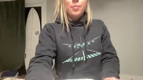 Snapshot of ariicutekitty chatting on January 6, 10:13 am airskiii online show from January 6, 10:13 am