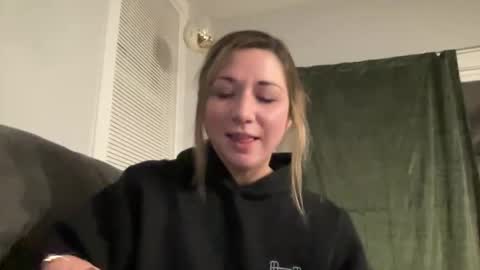 Snapshot of ariicutekitty chatting on January 14, 4:25 am airskiii online show from January 14, 4:25 am