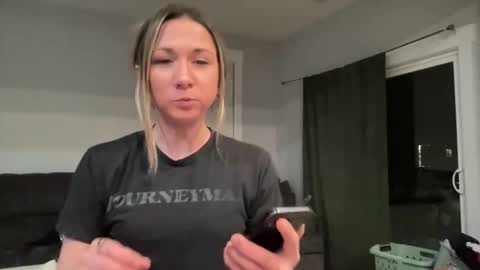 Snapshot of ariicutekitty chatting on January 22, 7:57 am airskiii online show from January 22, 7:57 am