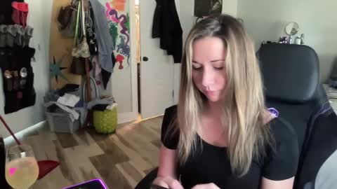 Snapshot of ariicutekitty chatting on January 29, 6:50 pm airskiii online show from January 29, 6:50 pm