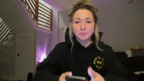 Snapshot of ariicutekitty chatting on February 3, 1:52 am airskiii online show from February 3, 1:52 am