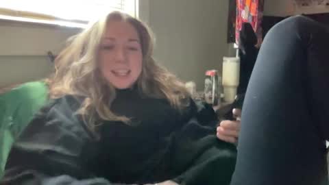 Snapshot of ariicutekitty chatting on March 3, 9:37 pm airskiii online show from March 3, 9:37 pm
