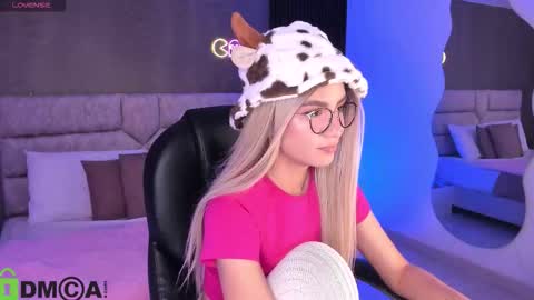 Ari  online show from October 30, 12:01 am