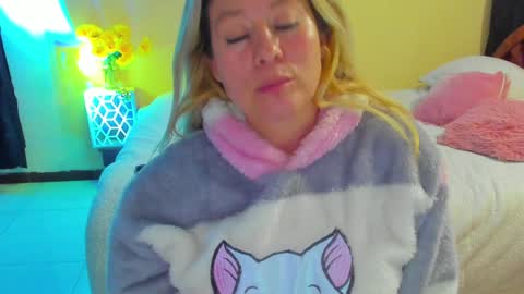 Snapshot of arisha_katy1 chatting on February 8, 3:52 am arisha_katy1 online show from February 8, 3:52 am