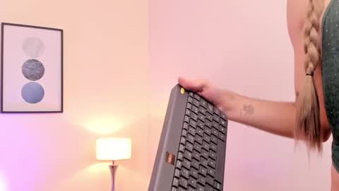 Snapshot of arivega chatting on February 12, 4:07 am Nice to meet you thumb up me please its important I LOOK MY BIO DOWN online show from February 12, 4:07 am