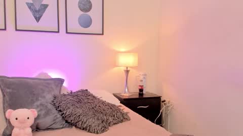 Snapshot of arivega chatting on February 18, 6:09 am Nice to meet you thumb up me please its important I LOOK MY BIO DOWN online show from February 18, 6:09 am