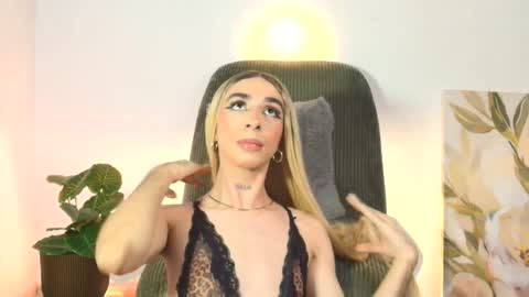 Snapshot of arivega chatting on June 5, 6:52 am Nice to meet you thumb up me please its important I LOOK MY BIO DOWN online show from June 5, 6:52 am