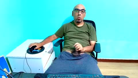 arnelux72 online show from August 4, 5:21 am