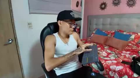 Snapshot of aron_big_big chatting on October 21, 8:42 pm aron_big_big online show from October 21, 8:42 pm
