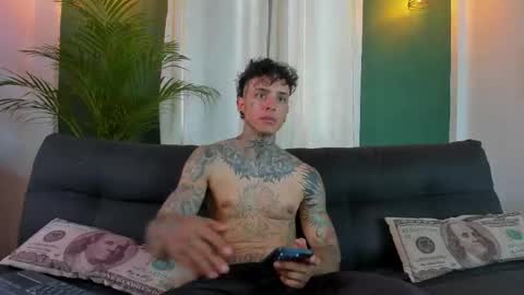 Snapshot of aron_ford chatting on April 29, 8:15 pm Aron ford online show from April 29, 8:15 pm
