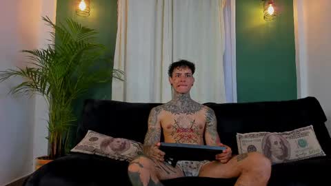 Snapshot of aron_ford chatting on May 28, 10:29 pm Aron ford online show from May 28, 10:29 pm