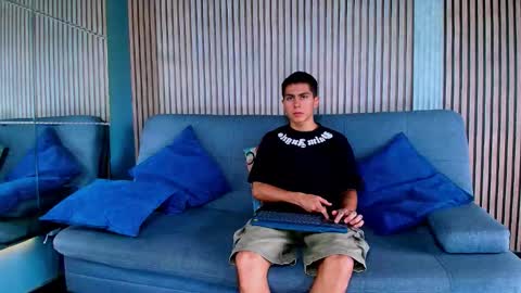 Snapshot of aron_pulse chatting on January 18, 2:21 pm aron_pulse online show from January 18, 2:21 pm