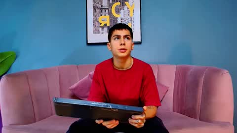 Snapshot of aron_pulse chatting on February 2, 1:21 pm aron_pulse online show from February 2, 1:21 pm