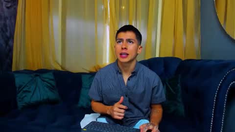 Snapshot of aron_pulse chatting on February 10, 1:26 pm aron_pulse online show from February 10, 1:26 pm