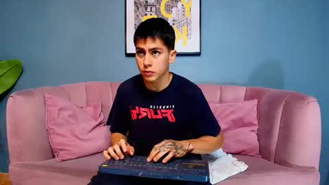 Snapshot of aron_pulse chatting on February 25, 2:27 pm aron_pulse online show from February 25, 2:27 pm