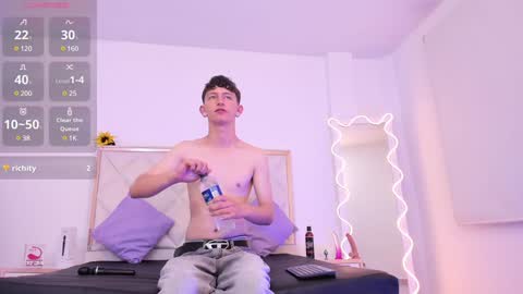 Snapshot of aron_tay chatting on January 3, 7:27 am  your aron  online show from January 3, 7:27 am