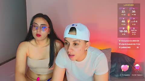 Snapshot of arontroy_wi chatting on December 9, 6:34 am noah and ivy online show from December 9, 6:34 am