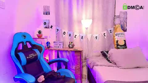 Snapshot of arontroy_wi chatting on October 1, 12:00 pm noah and ivy online show from October 1, 12:00 pm