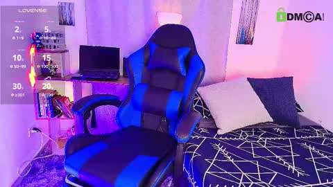 Snapshot of arontroy_wi chatting on October 30, 10:38 am noah and ivy online show from October 30, 10:38 am