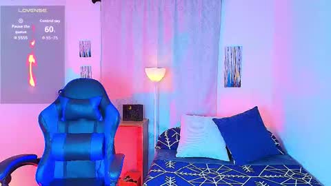 Snapshot of arontroy_wi chatting on November 12, 9:32 am noah and ivy online show from November 12, 9:32 am