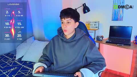 Snapshot of arontroy_wi chatting on December 14, 10:36 pm noah and ivy online show from December 14, 10:36 pm