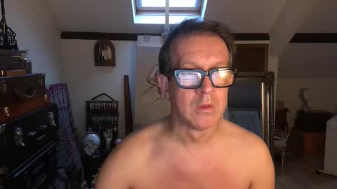 artisterotic online show from November 16, 8:31 am