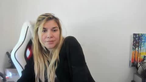 Snapshot of artsyandcraftsy_ chatting on October 6, 10:45 am MIA online show from October 6, 10:45 am