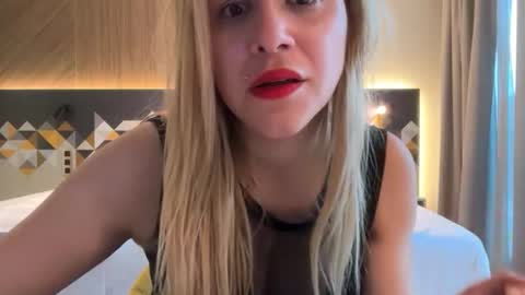 Snapshot of artsyandcraftsy_ chatting on October 9, 2:26 pm MIA online show from October 9, 2:26 pm