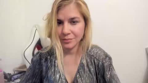 Snapshot of artsyandcraftsy_ chatting on October 14, 8:42 pm MIA online show from October 14, 8:42 pm