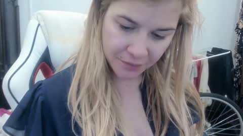 Snapshot of artsyandcraftsy_ chatting on October 15, 8:47 am MIA online show from October 15, 8:47 am