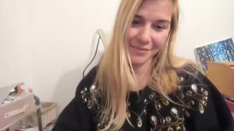 Snapshot of artsyandcraftsy_ chatting on October 15, 9:04 pm MIA online show from October 15, 9:04 pm