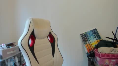 Snapshot of artsyandcraftsy_ chatting on October 21, 6:58 am MIA online show from October 21, 6:58 am