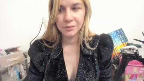 Snapshot of artsyandcraftsy_ chatting on October 21, 8:53 pm MIA online show from October 21, 8:53 pm