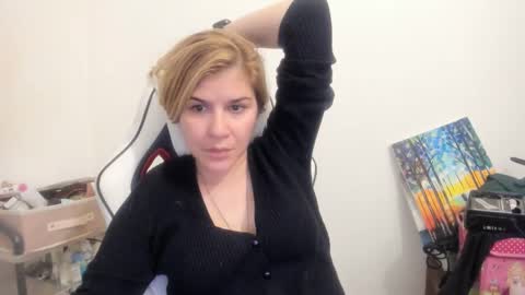 Snapshot of artsyandcraftsy_ chatting on October 22, 9:03 pm MIA online show from October 22, 9:03 pm